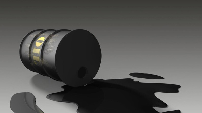 انخفاض أسعار النفط رغم تراجع مخزونات الخام الأمريكية
